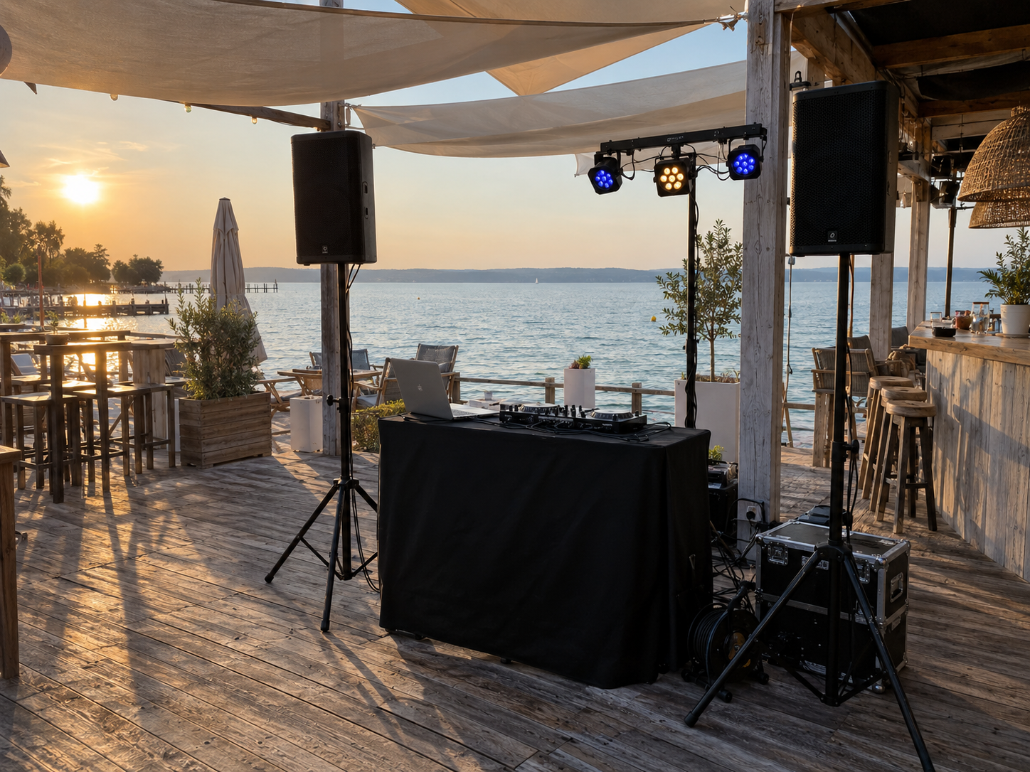 DJ-Setup am Wasser bei Sonnenuntergang